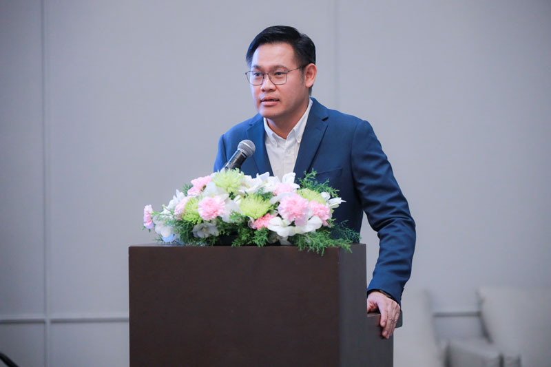 คุณสถาปัตย์ วิจิตรพันธุ์ กรรมการผู้จัดการ บริษัท ซินเนอร์จี้ซอฟต์ โซลูชั่น จำกัด กล่าวต้อนรับ​