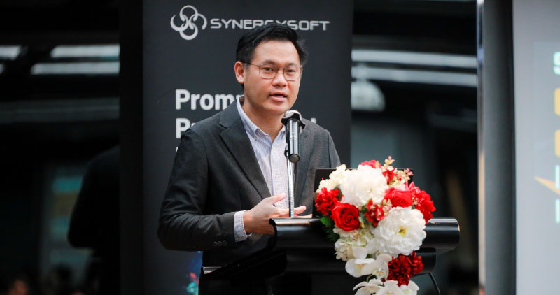 คุณสถาปัตย์ วิจิตรพันธุ์ กรรมการผู้จัดการ บริษัท ซินเนอร์จี้ซอฟต์ โซลูชั่น จำกัด กล่าวต้อนรับ